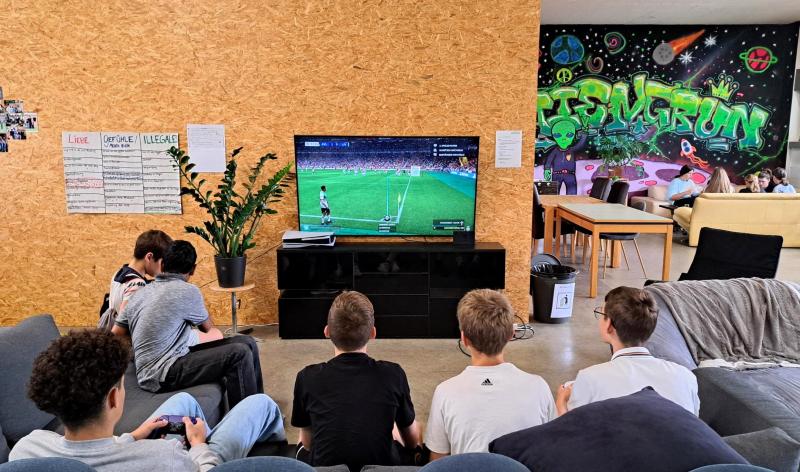 Klassenbesuche 1. & 2. Oberstufe - einige bevorzugen Analoge Spiele wie Uno & andere umgehen ihr Gameverbot