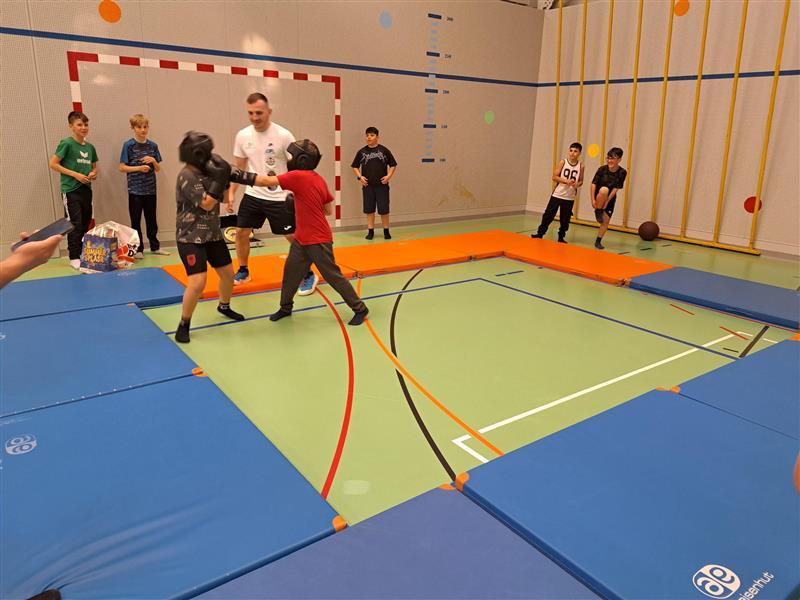 Boxkampf unter Aufsicht des Profiboxers Egzon Maliqaj