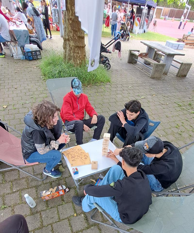 Jenga spielen am Fest Begegnung der Kulturen