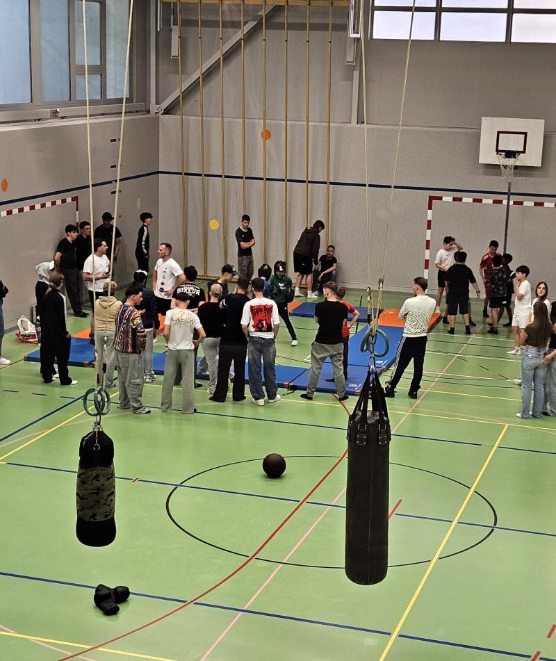 Boxkampf unter Aufsicht des Profiboxers Egzon Maliqaj und neugierigen Blicken der Jugendlichen