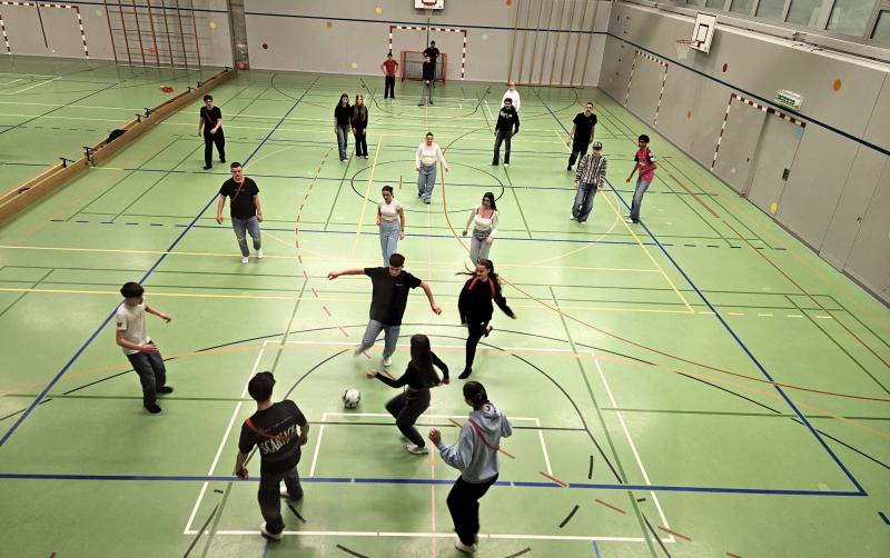 Fussball spielen an der offenen Turnhalle in Dottikon