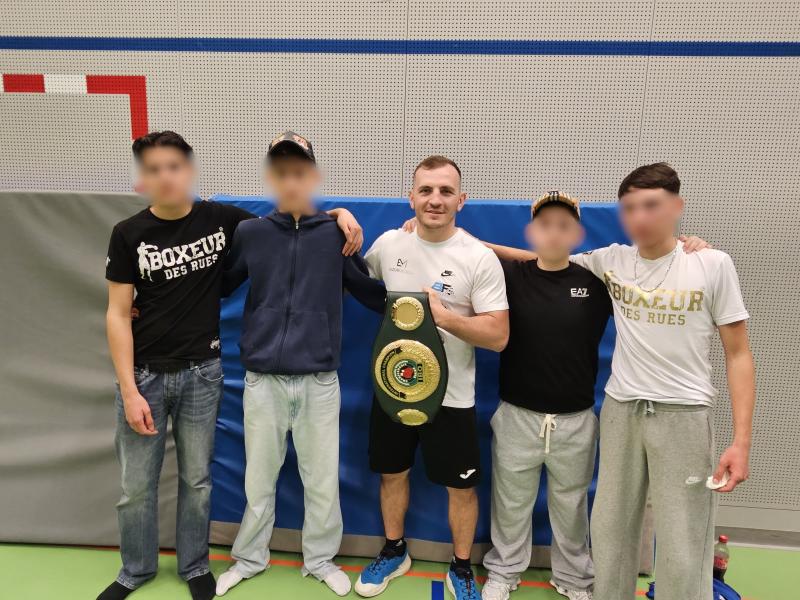 Fotosession mit Profiboxer Egzon Maliqaj und seinem IBO Boxing Champion Gürtel 