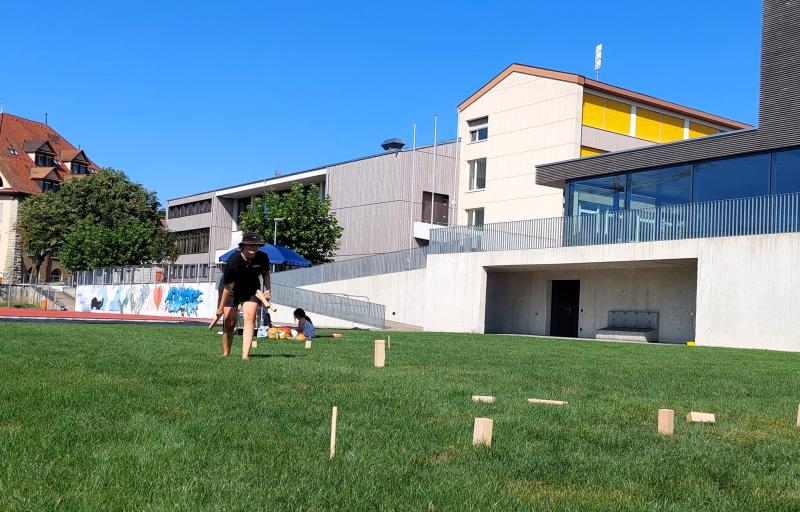 Kubb spielen während der mobilen Jugendarbeit