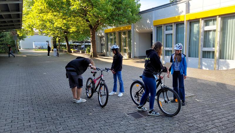 Velokontrolle im Schulhaus Risi