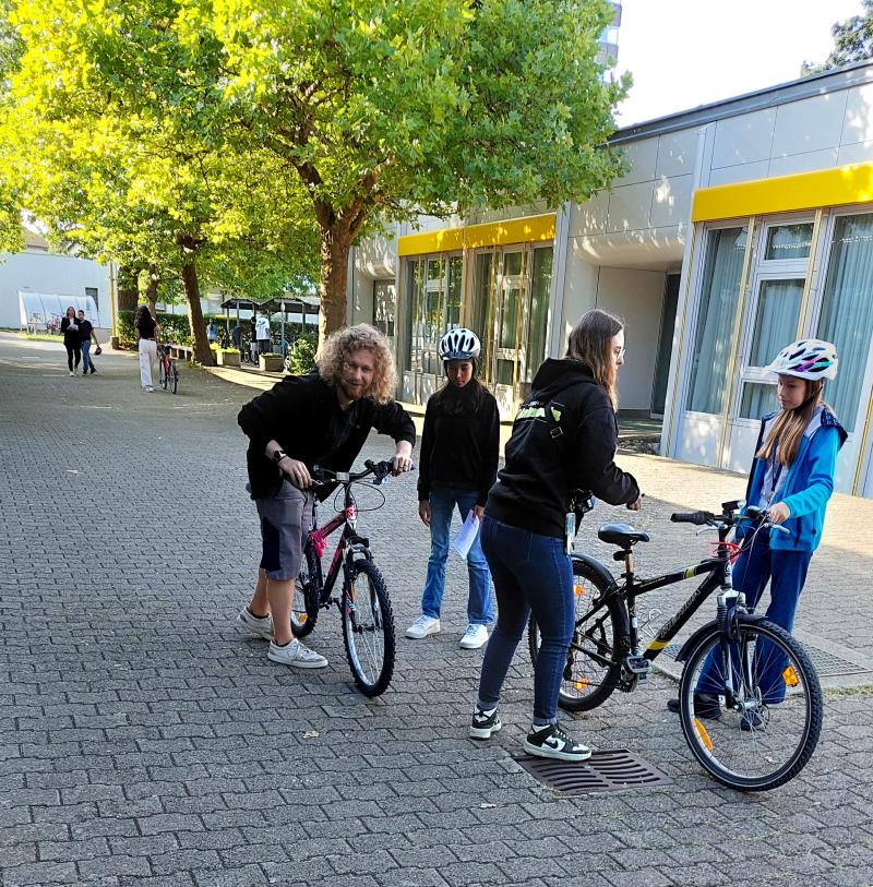 Velokontrolle im Schulhaus Risi
